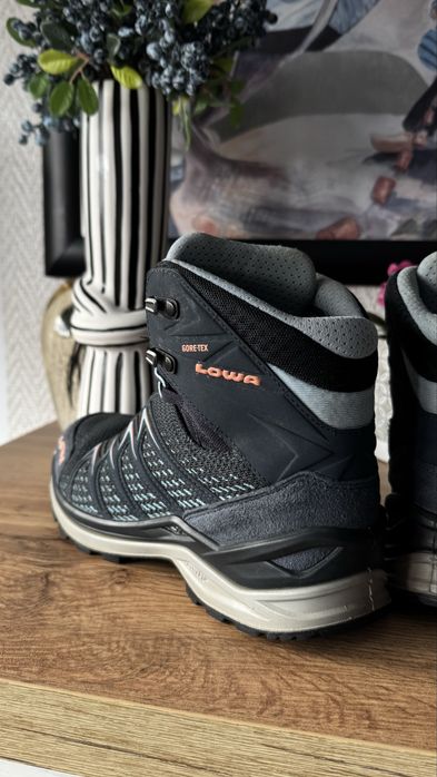 Дамски туристически обувки Lowa номер 38