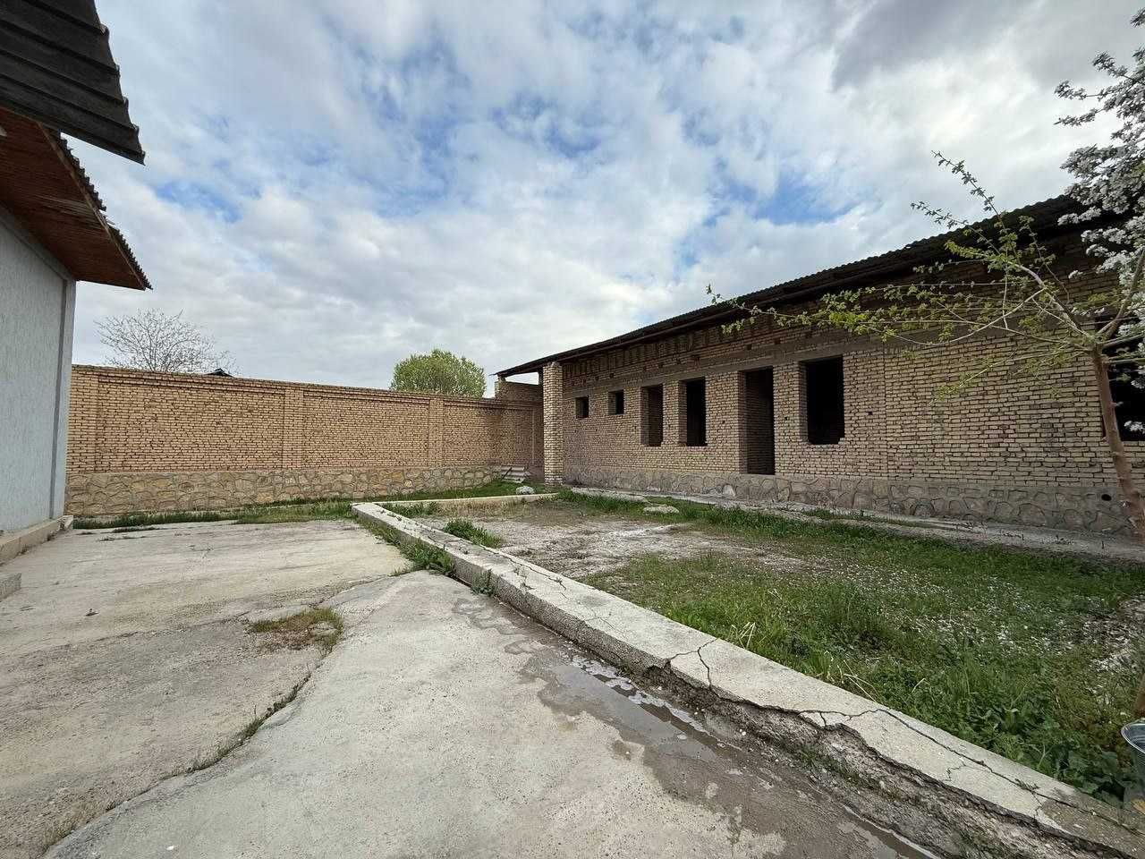 Tayyor 5.5 sotiqli hovli sotiladi.