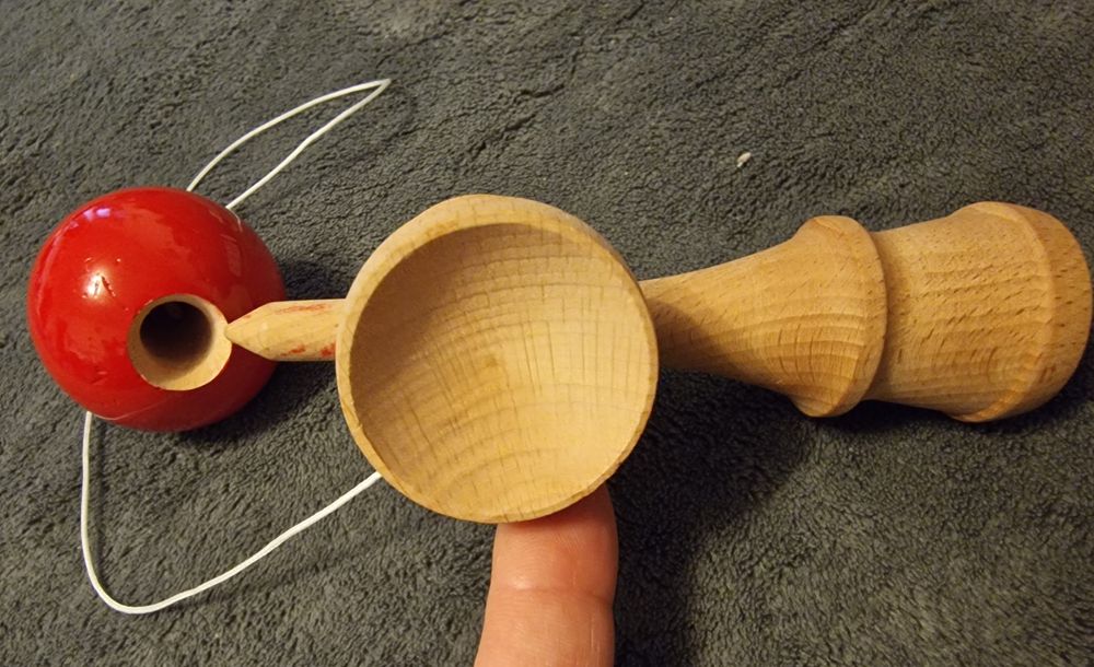 Mini kendama roșie