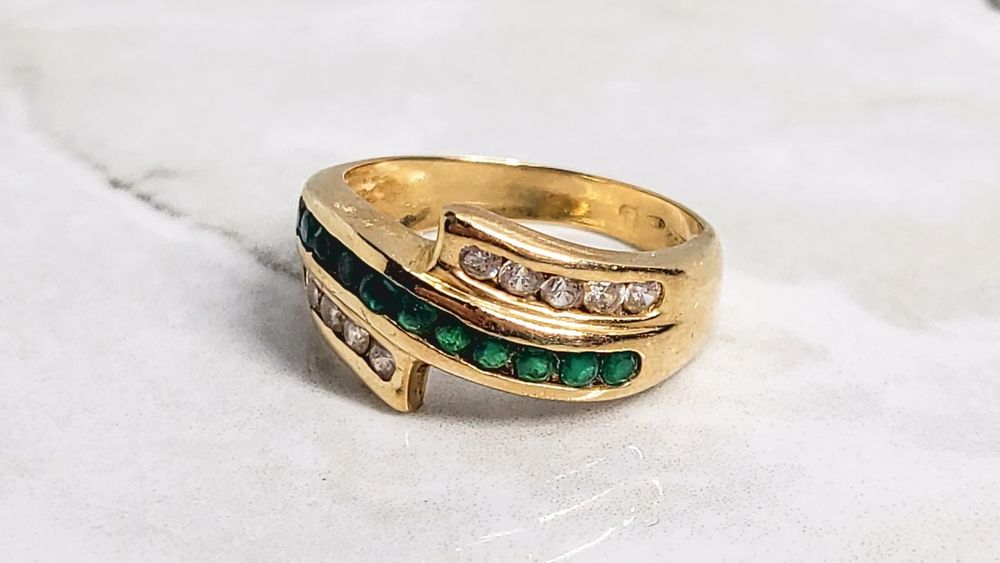 Inel de tip bypass din aur galben de 14K, cu zirconii verzi