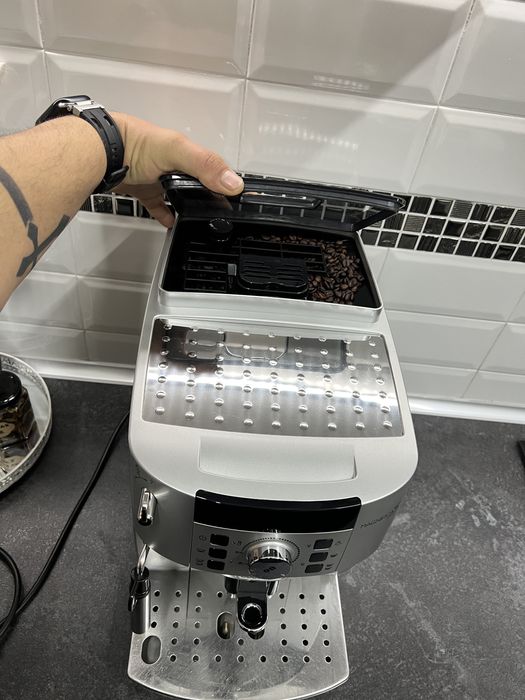 Expressor  Cafea automat cu cafea boabe si macinata