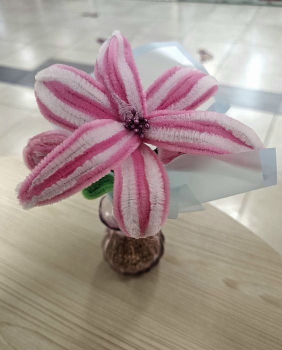 Crini handmade în vază de sticlă
