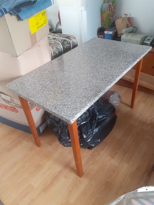 Vând Masă cu 4 scaune, impecabile