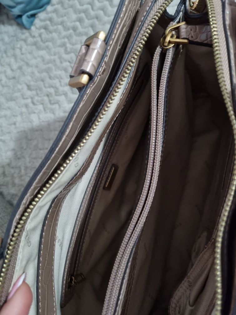 Geanta de la  Guess