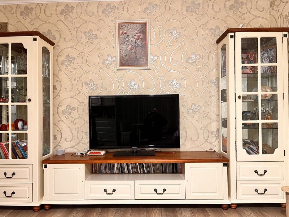 Продам тумбу и шкафы в гостинную.