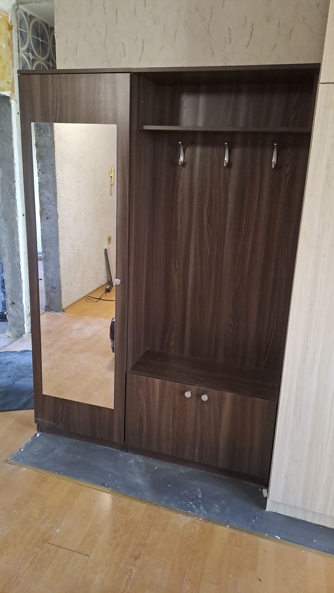 Диван тройка,портманто и гардероб
