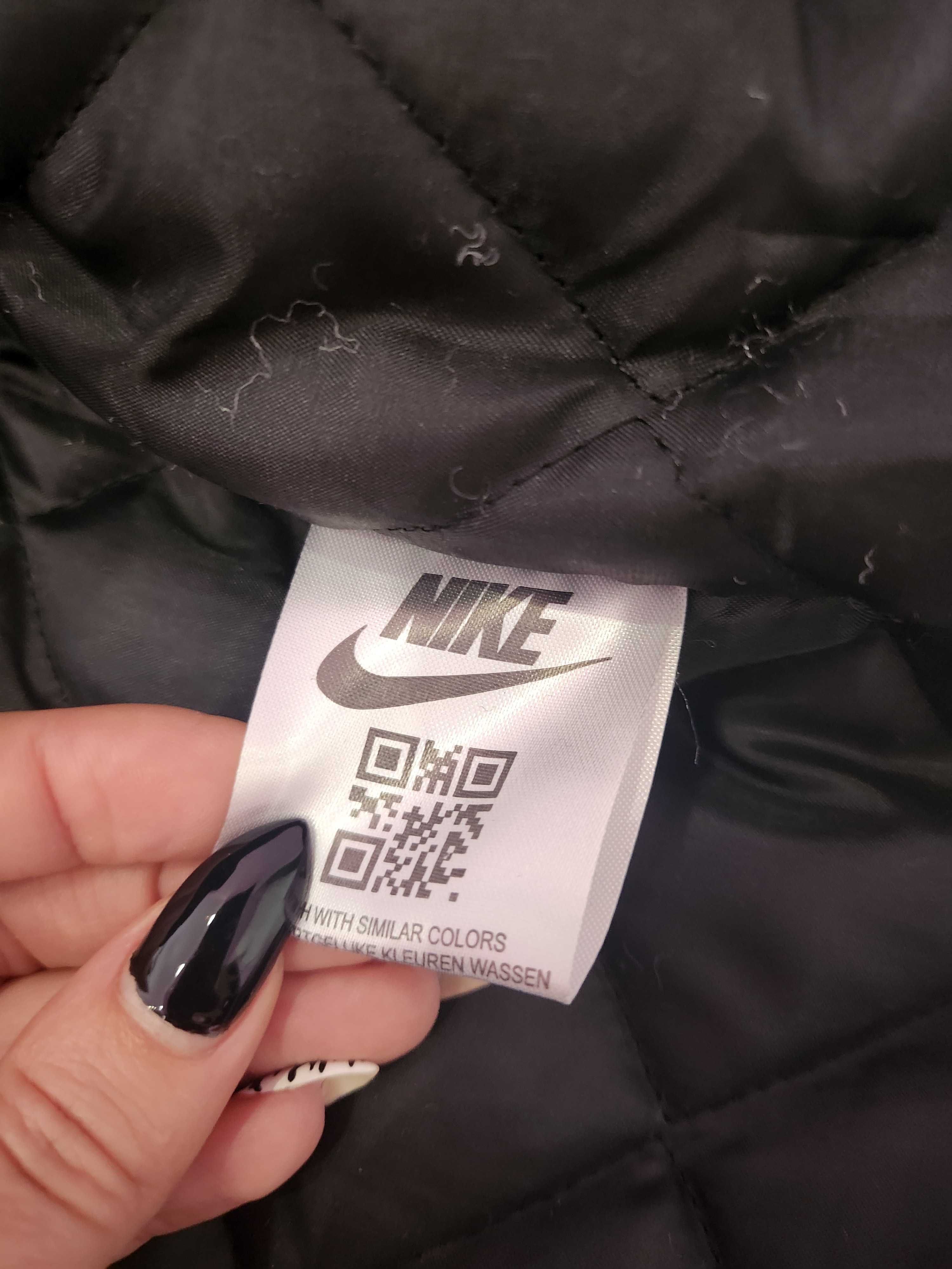 Ново модерно яке Nike s