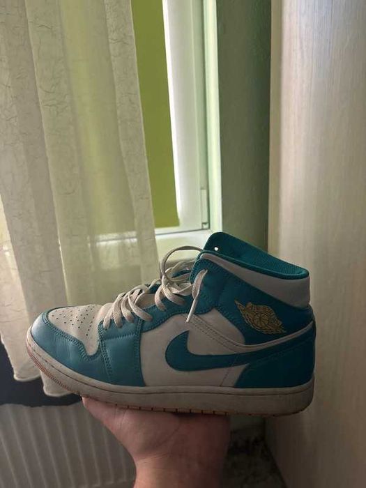 Jordan 1 Mid Aquatone/Celestrial Gold-White
