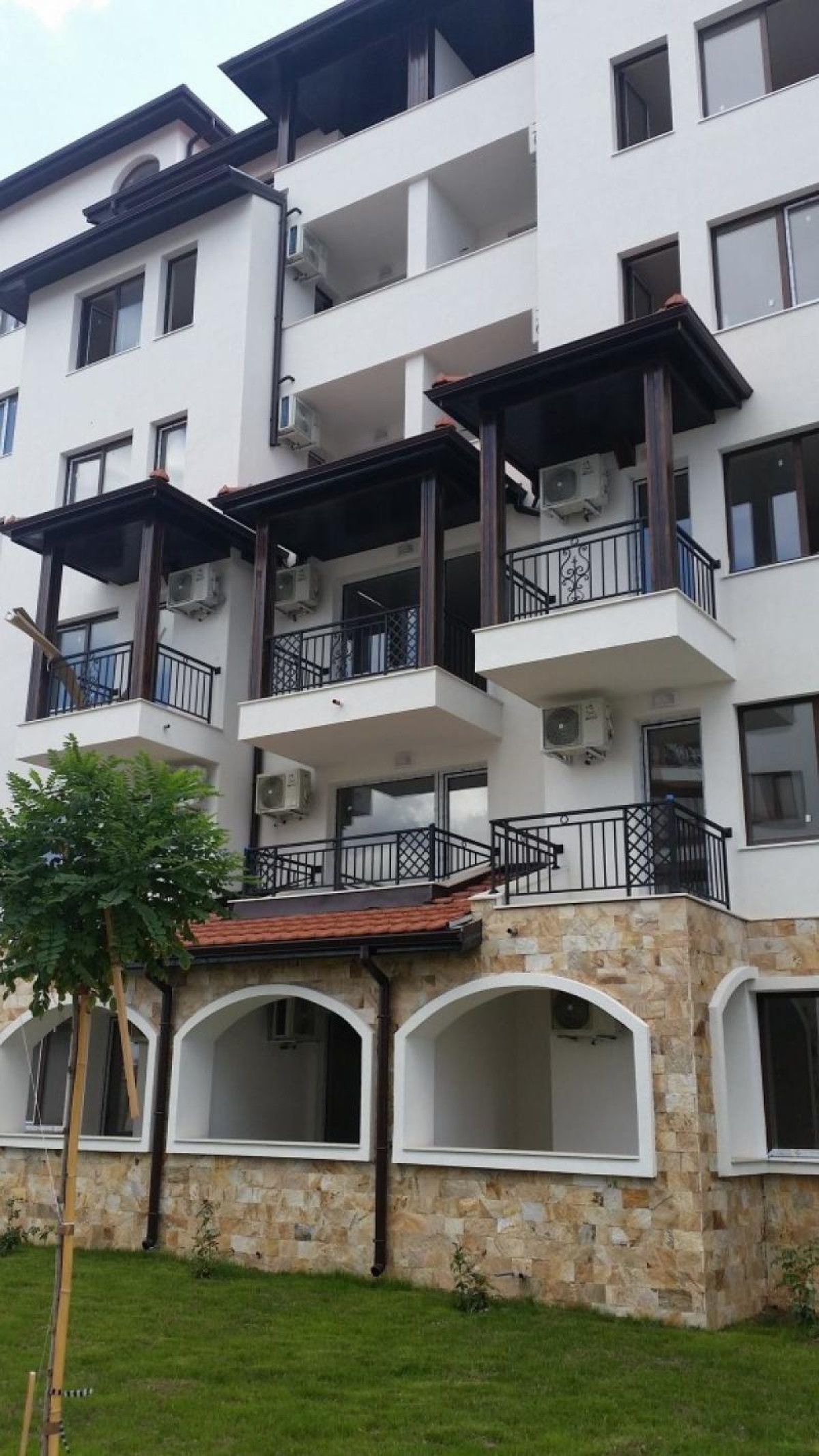 Просторен и слънчев апартамент с 3 спални -121 кв.м. в Равда.