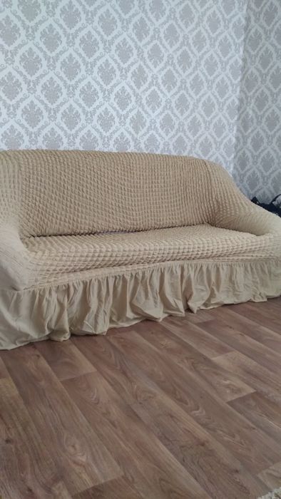 Диван и два кресла с накидкой.а