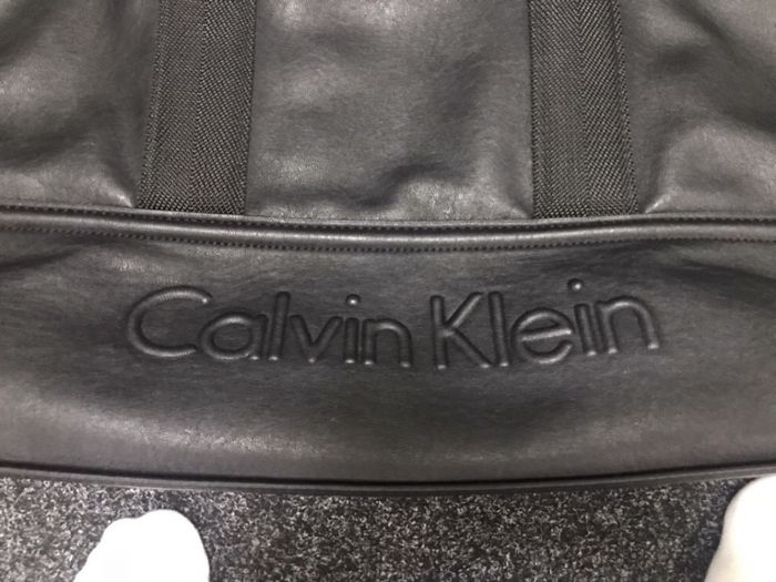 Vând geanta Calvin Klein