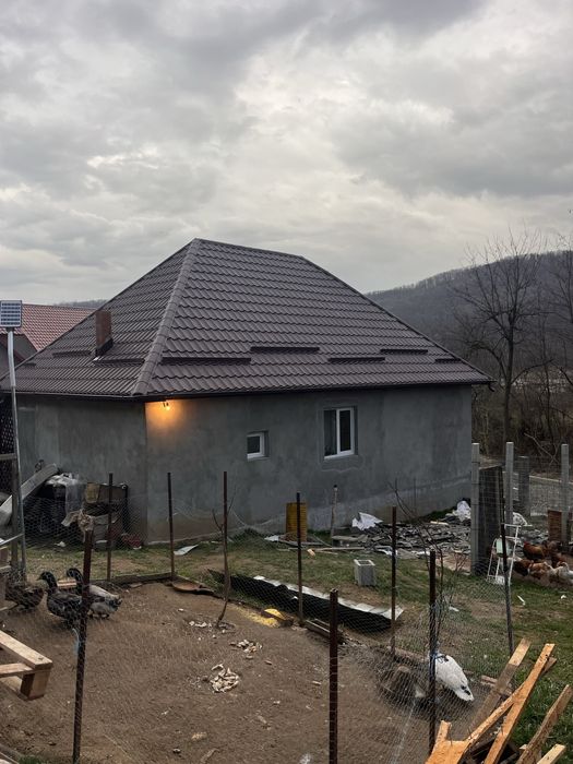 Montaj acoperisuri reparatii jgheaburi cherestea dulgherie velux cos