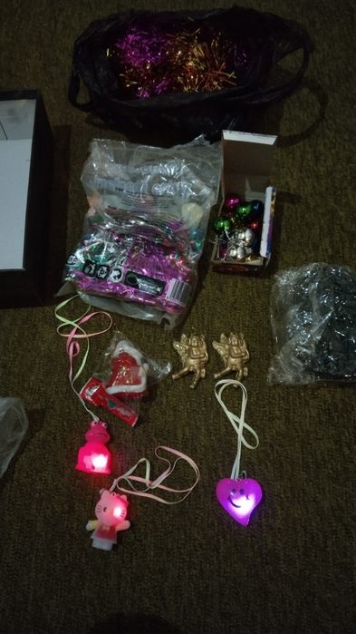 Ёлочные игрушки красивые.