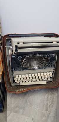 Пишеща машина Марица,не съм я пробвал дали работи ,но е здрава без лип