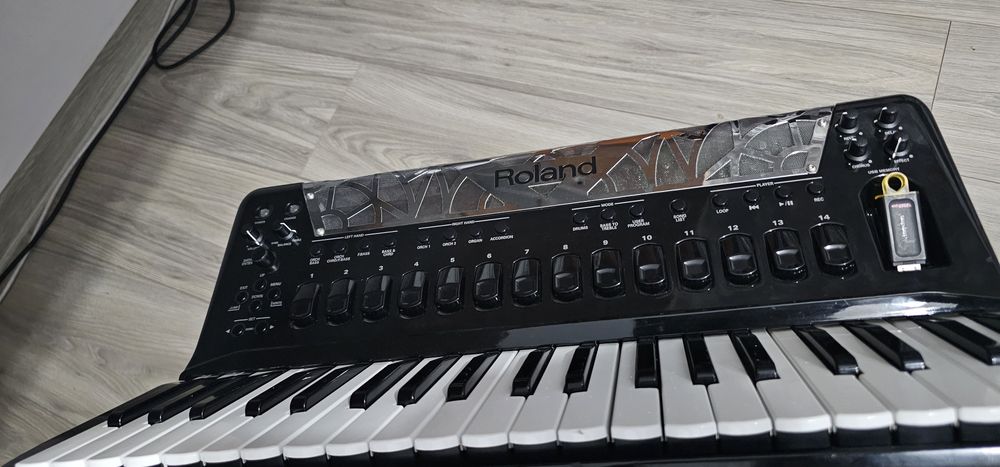 Roland FR-8x – stare impecabilă + baterie nou-nouță!
