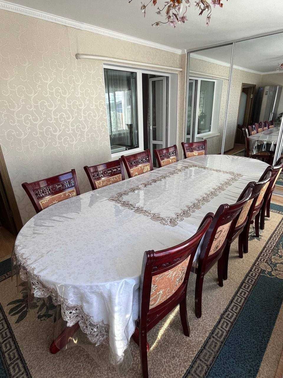 Деревянный стол со стульями