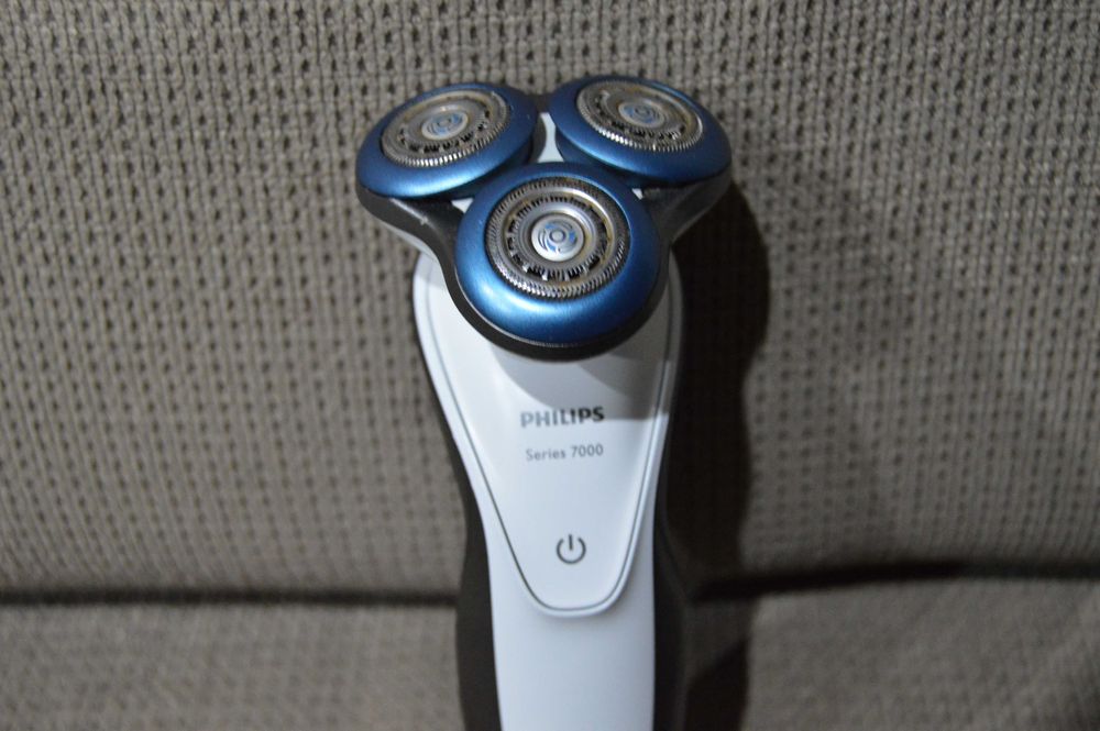 Aparat de ras Philips Series 7000 (S7710/26) + statie de curatare