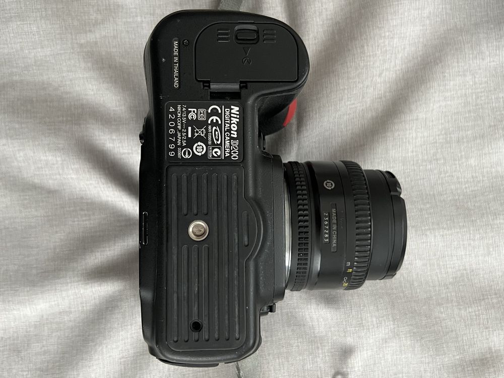 Фотоапарат NIKON D200 с APS-C CCD матрица,обектив Nikkor AF 50мм f1.8D