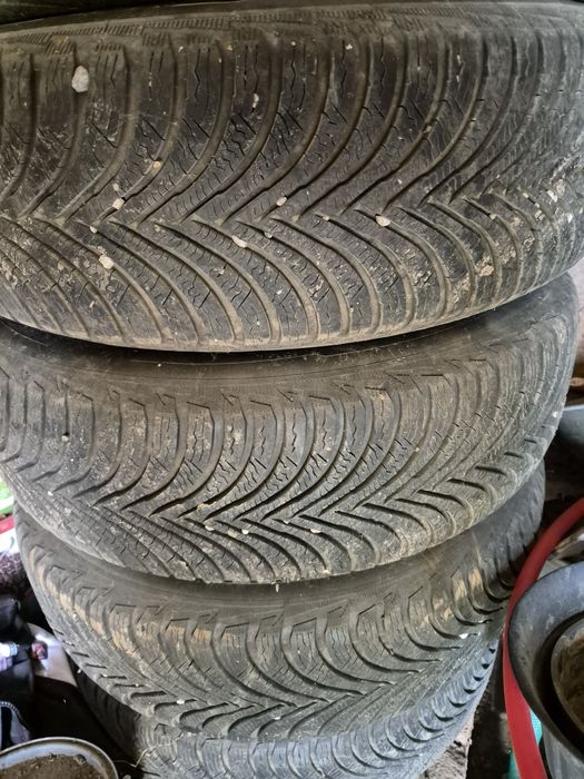 Vând 4 roti de tablă cu cauciucurile pe ele 205/65/R16 de iarna Michel