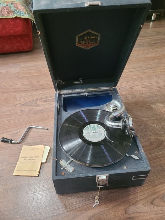 Патефон советский