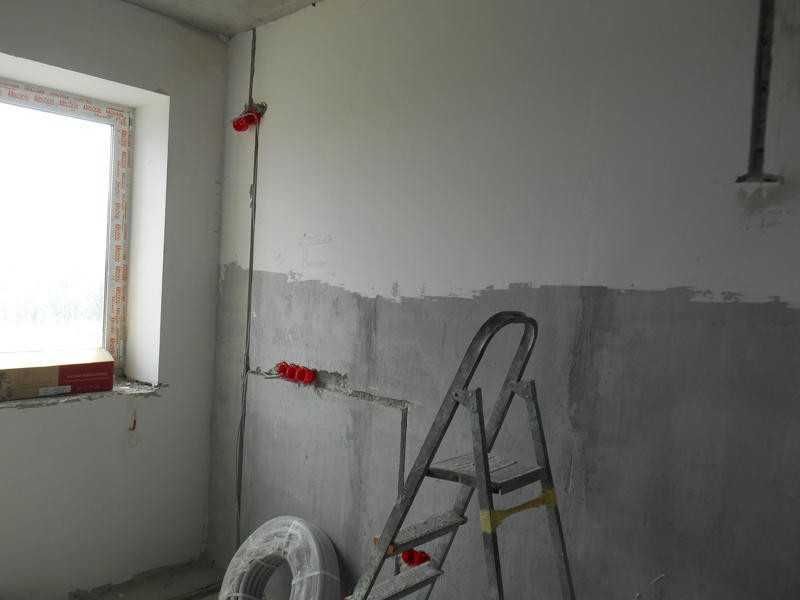 Штробление под элеткропроводку под трубы водоснабжения канализации пол