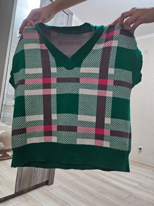 продам б/у свитер без рукавов