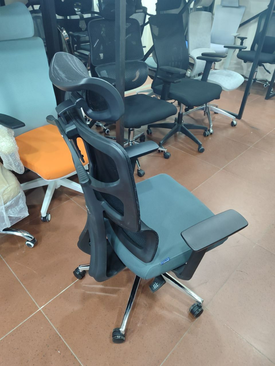 Офисное кресло для руководителя модель Hadson