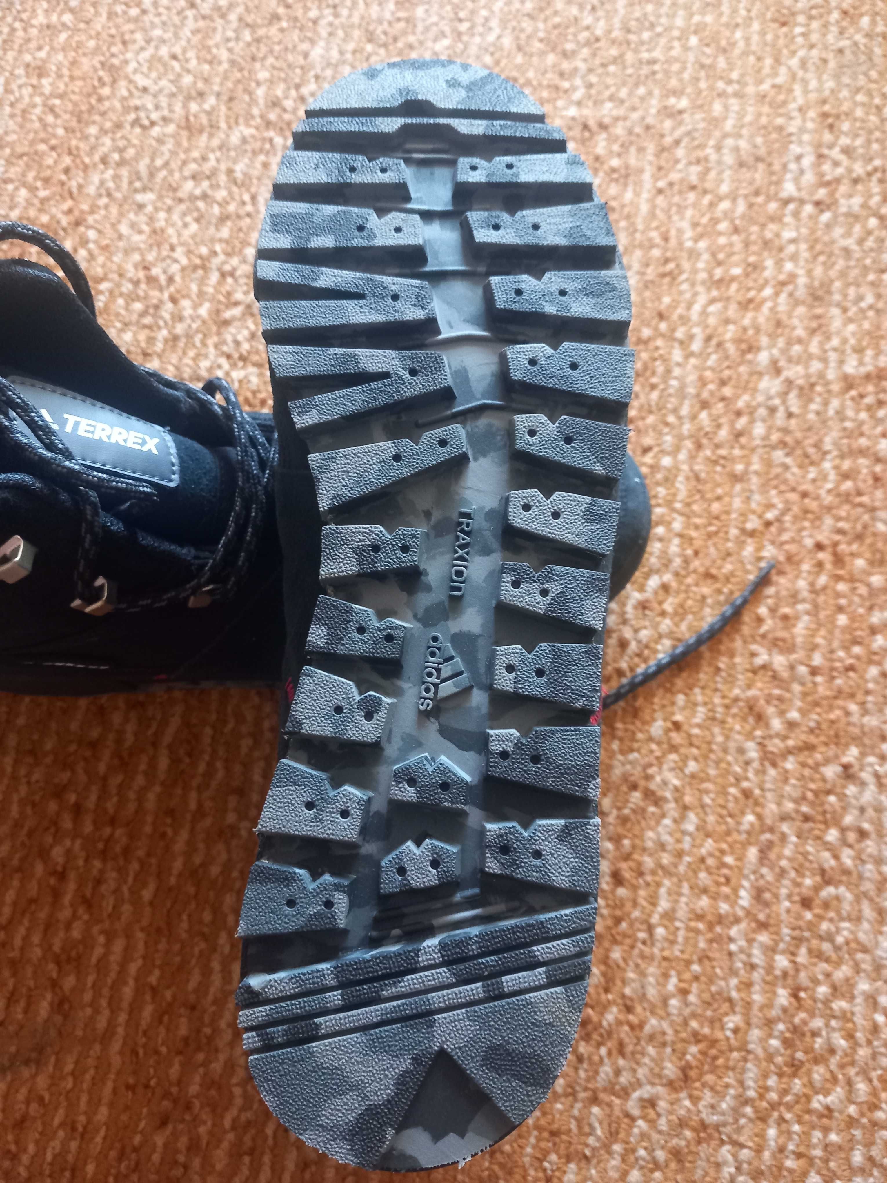Чисто нови обувки adidas terrex