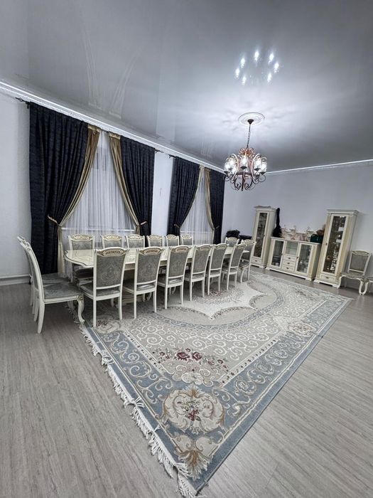 Гостевой стол со  стульями