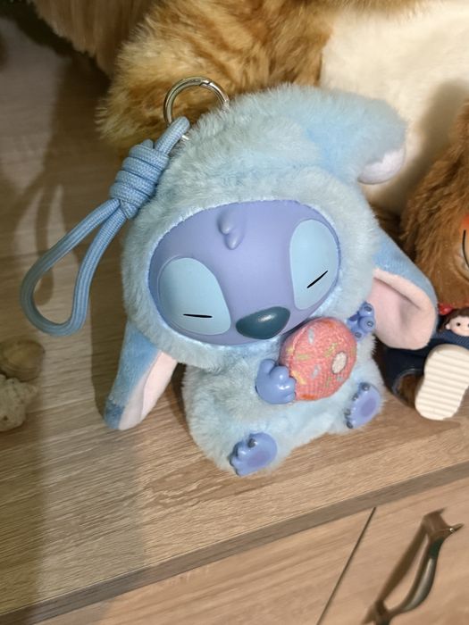 Лабубу с дрехи и Стич с донът – комплект или поотделно