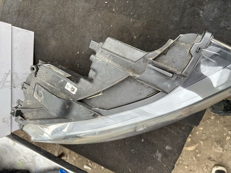 Десен или ляв Фар Audi Q3 8U 2012-2016 добро състояние 8U0941004