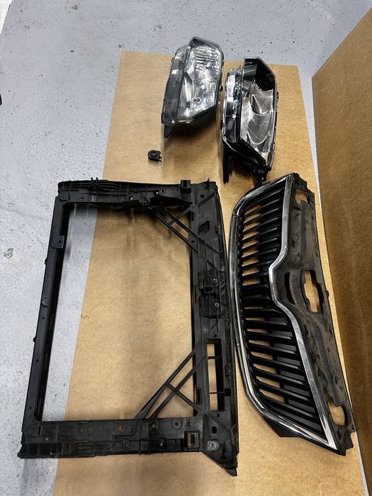 Faruri tragher grilă radiator skoda rapid