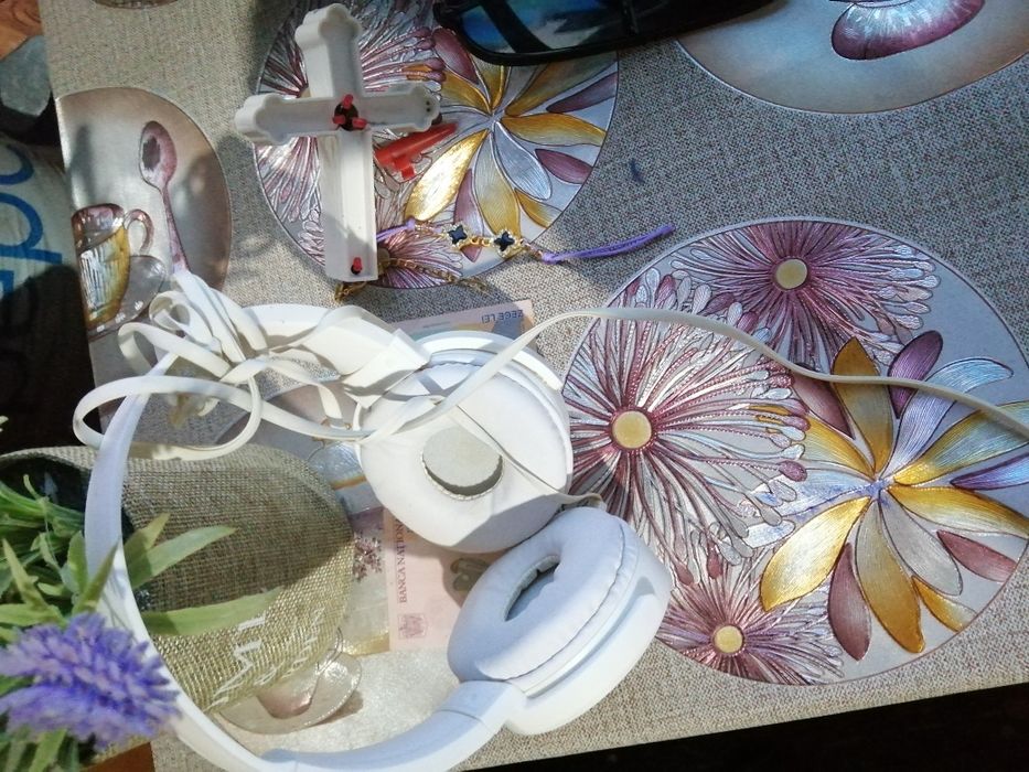 Vând căștile folosind doar odată preț 80 lei buc