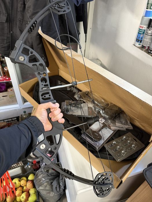 Arc vanatoare, compound bow, pe role din metal si carbon