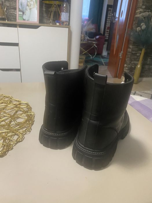 Vand Ghete marimea 34 la pretul de 45 lei