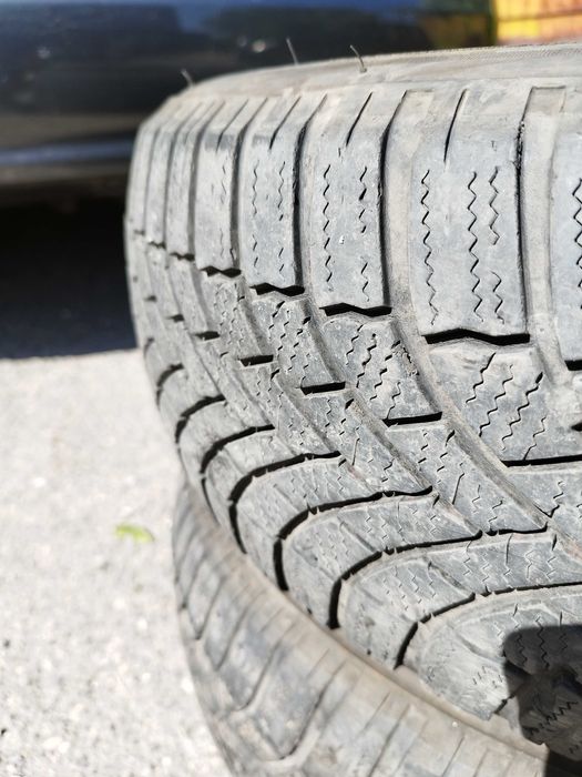 Продавам 2бр. зимни Bridgestone 205/60/16 DOT2320 RUNFLAT 60лв. двете