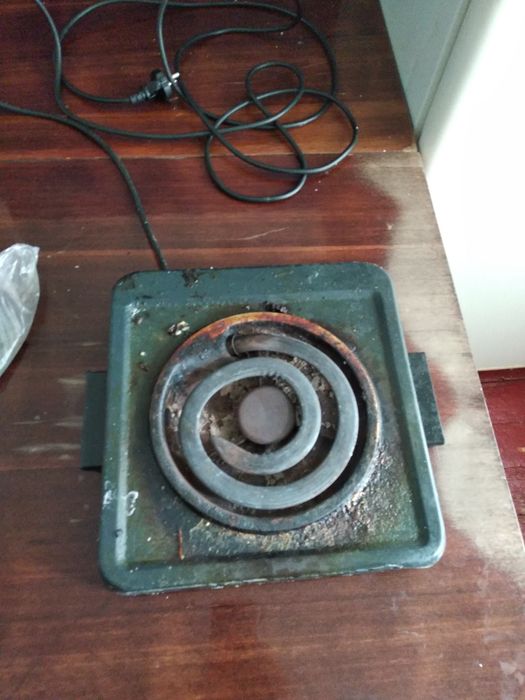 Плитка электрическая работает