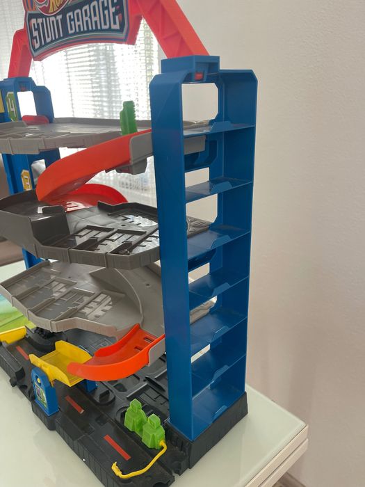 Hotwheels колички и гараж STUNT GARAGE