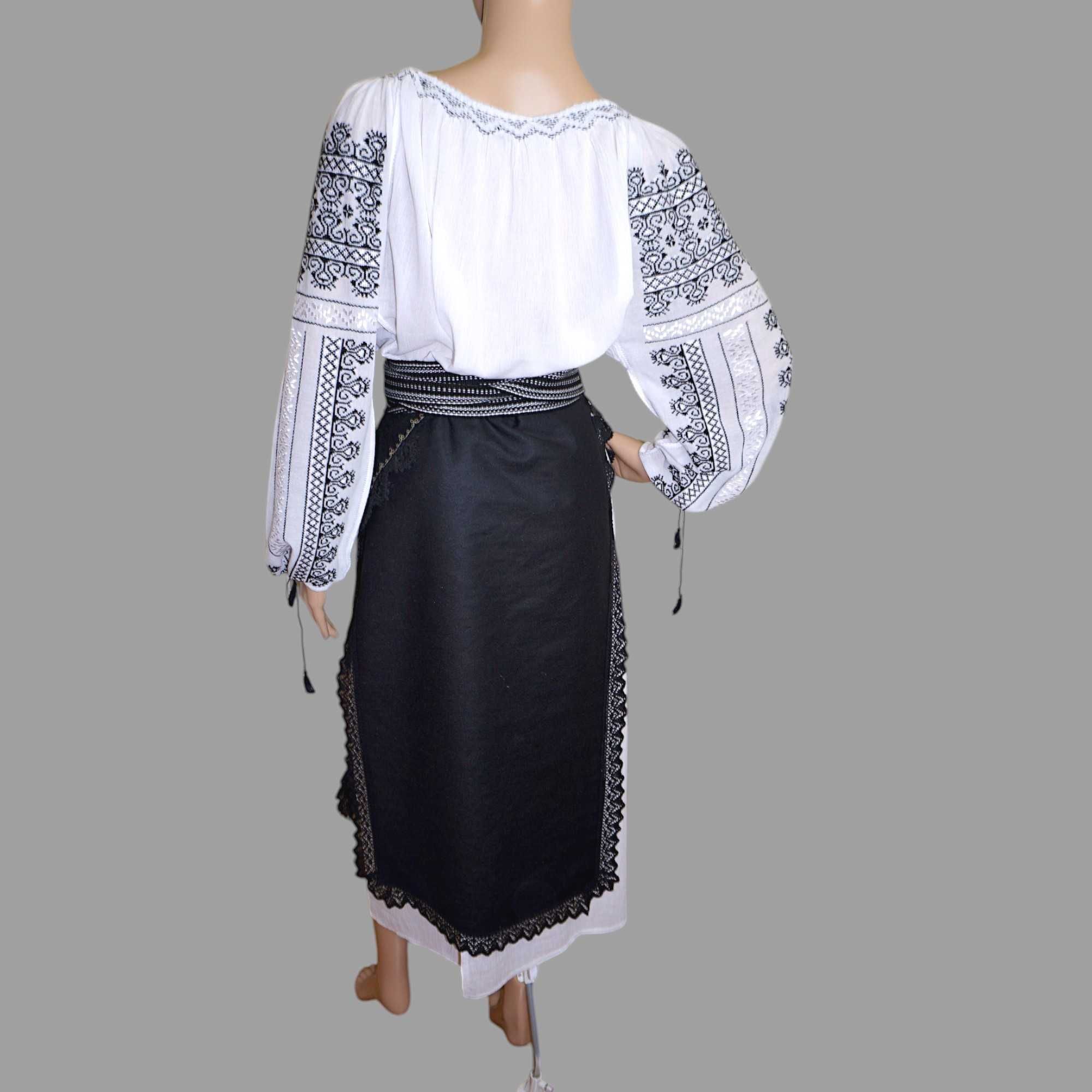 Costum popular lucrat manual cu catrinta veche fir metalic  masura M-L