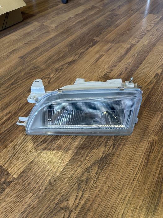 Передняя левая фара Toyota Corolla e100