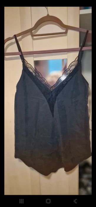 Top damă, negru elegant, cu dantelă fină la decolteu.