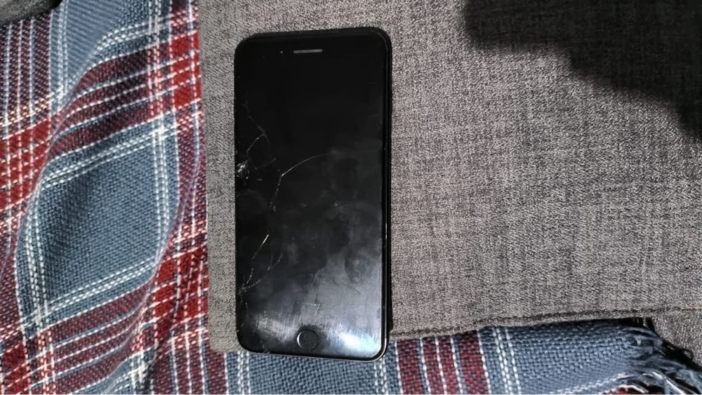 Айфон 7+ в хорошем состояний,минут камера и экран