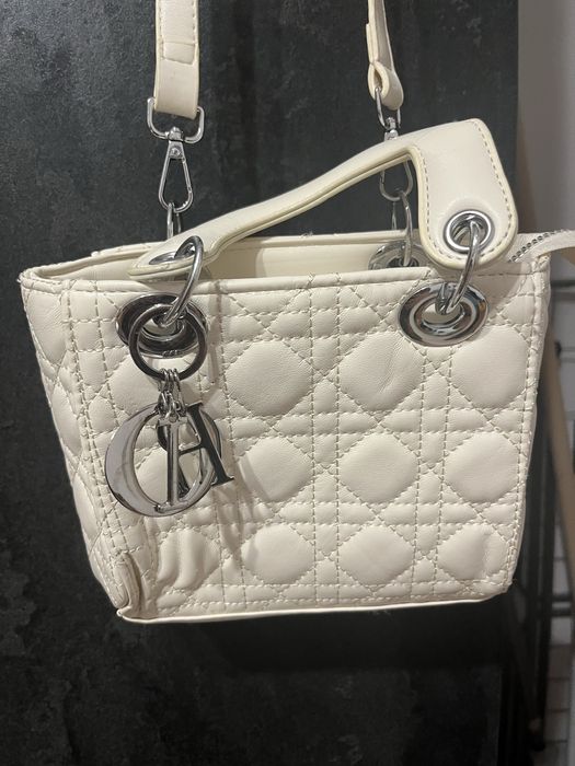 Капитонирана дамска бяла чанта