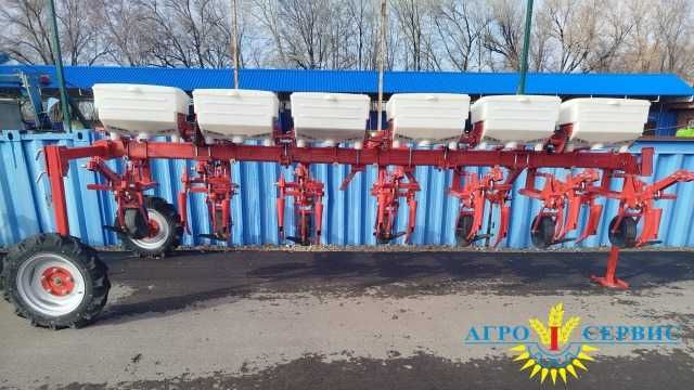 Культиватор в комплектации с бункерами для минеральных удобрений