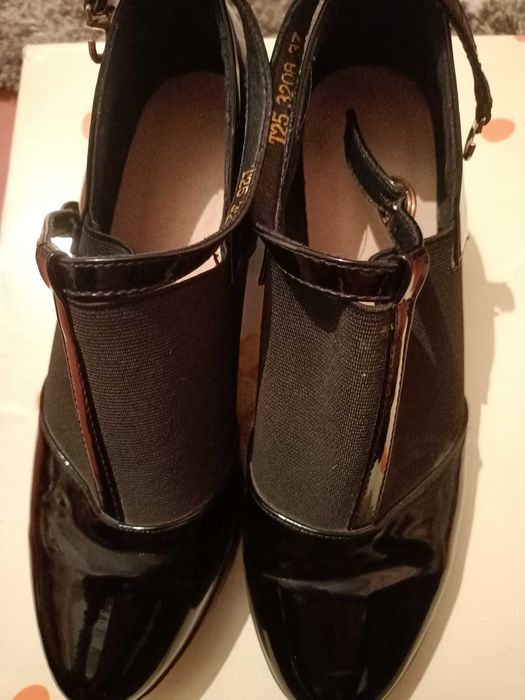 продам туфли 37  размера,лакированные