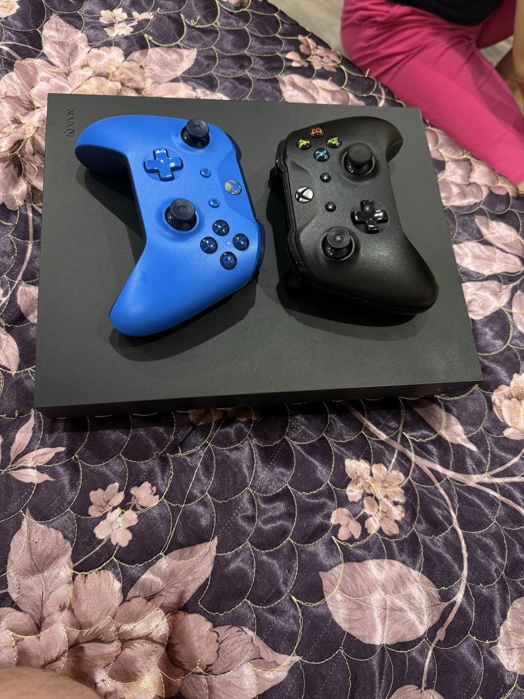 Xbox One x + 2 джостика