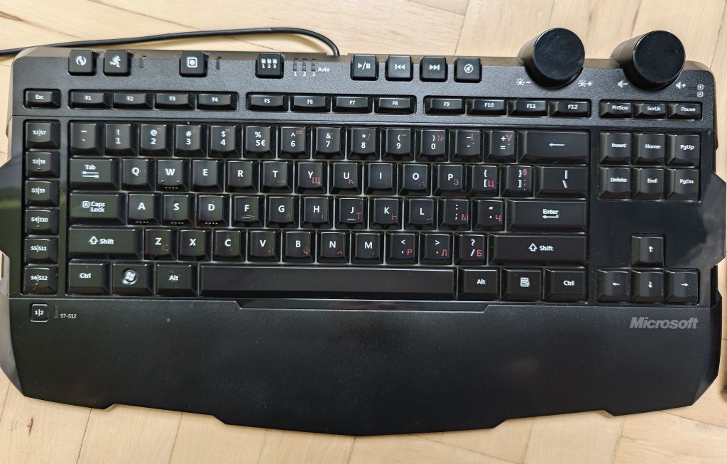 Продавам клавиатура Microsoft Sidewinder X6.