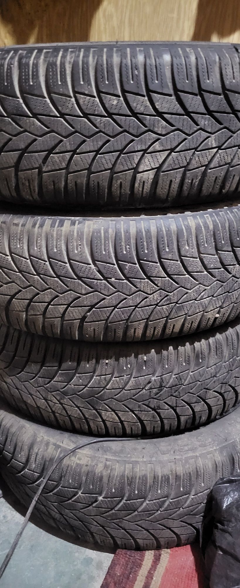 Продается комплект зимних шин 185/65/R14