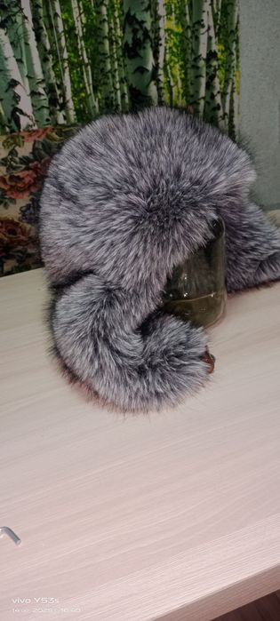 Продам два платья и зимнюю шапку.