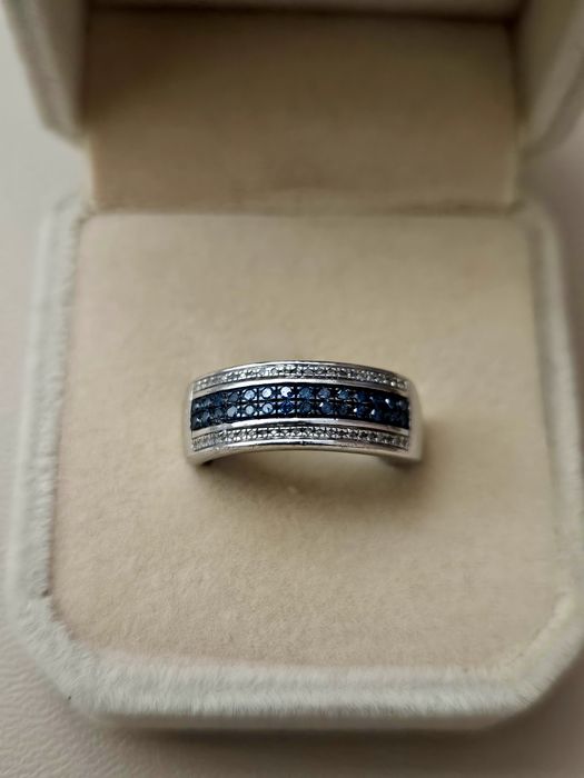 Сребърен пръстен с диаманти.